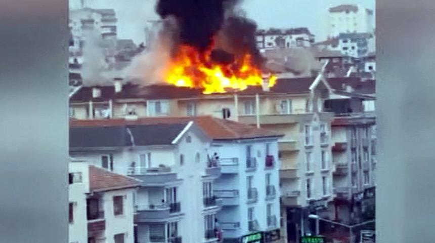 Ankara'da, 4 katlı binanın çatısı yandı