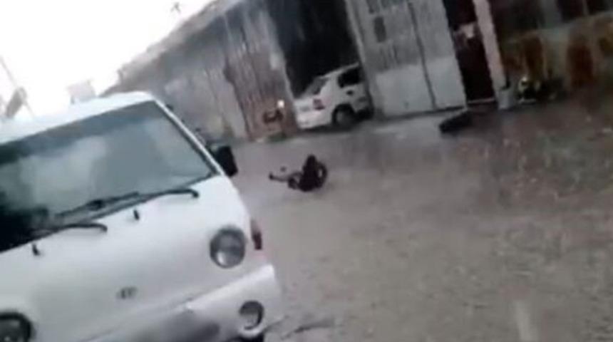 Görenleri şaşkına çevirdi! Tekirdağ'da göle dönen yolda yüzerek eğlendi