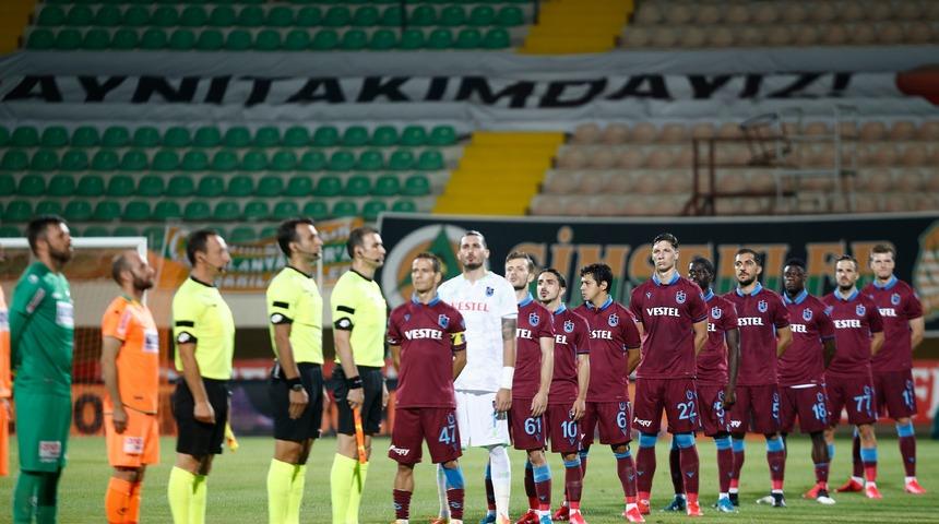 Alanyaspor-Trabzonspor maçında kırmızı kartlar havada uçuştu!
