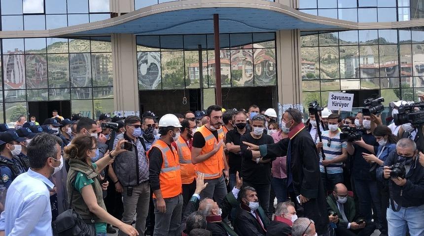 Ankara'ya yürüyüş başlatan baro başkanları işçilerle karşı karşıya geldi