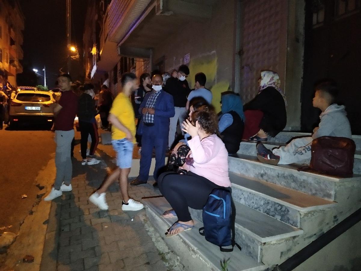 Sultangazi&rsquo;de &ccedil;atlak nedeniyle 3 bina tahliye edildi