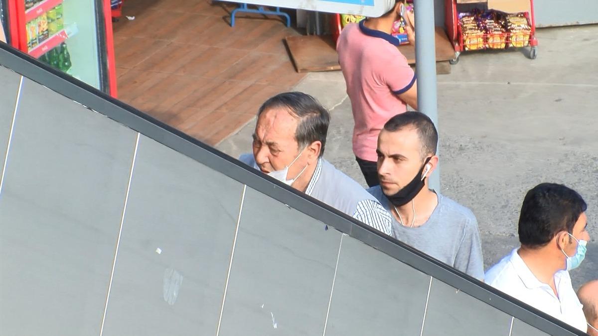 Yine aynı manzara... Maskeyi y&uuml;zlerine değil &ccedil;enelerine taktılar