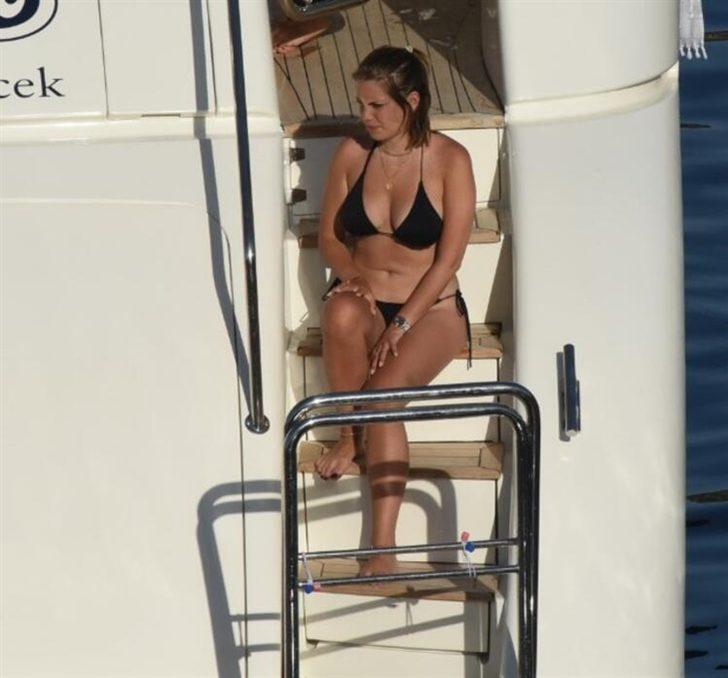 Eda Ece yeni yaşını teknede kutladı! G4