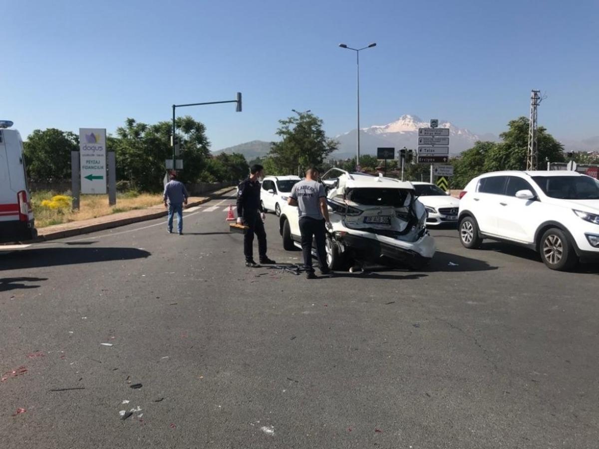 Freni tutmayan kamyon otomobile arkadan &ccedil;arptı: 1 yaralı