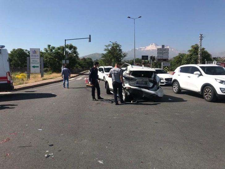 Freni tutmayan kamyon otomobile arkadan çarptı: 1 yaralı G1