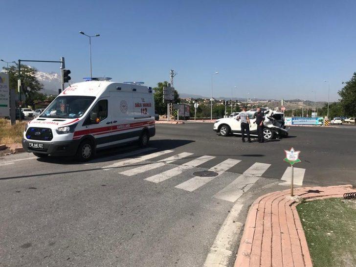 Freni tutmayan kamyon otomobile arkadan çarptı: 1 yaralı G2