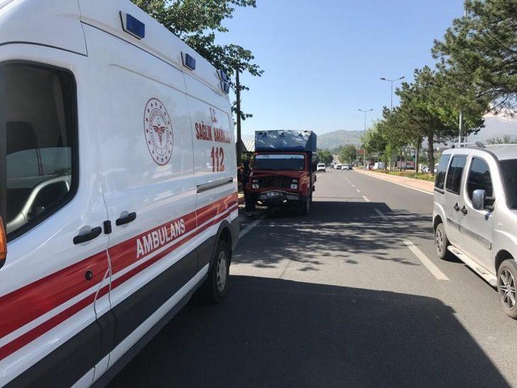 Freni tutmayan kamyon otomobile arkadan çarptı: 1 yaralı G3