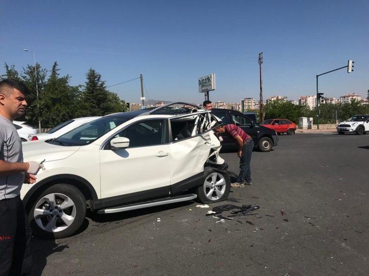 Freni tutmayan kamyon otomobile arkadan çarptı: 1 yaralı G5