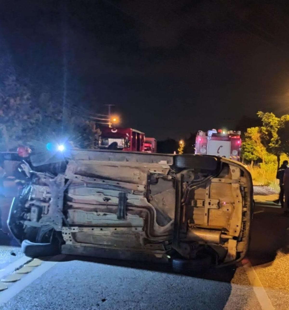 Kocaeli&rsquo;de iki ara&ccedil; kafa kafaya &ccedil;arpıştı: 3 yaralı