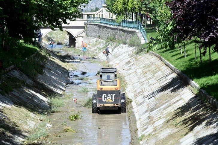 Isparta Belediyesi dere ve kanalları temizliyor G2