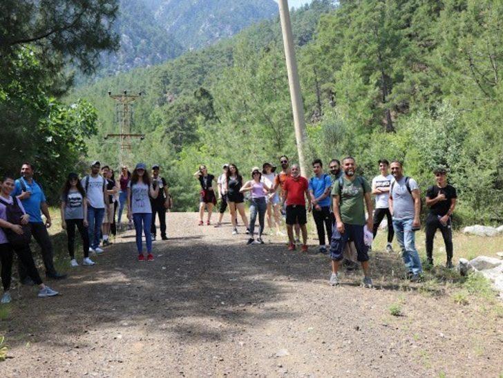 Gençleri doğa ile buluştu, dev maske açtı G1