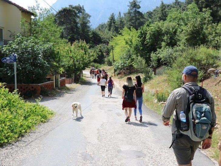 Gençleri doğa ile buluştu, dev maske açtı G2