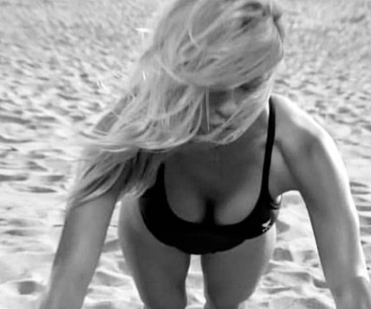 Yatak sırları ifşa olan Pamela Anderson'dan cesur pozlar!