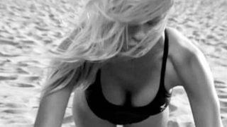 Yatak sırları ifşa olan Pamela Anderson'dan cesur pozlar!