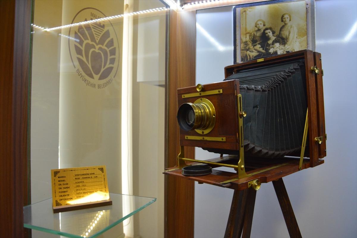 M&uuml;zedeki 120 yıllık ahşap fotoğraf makinesi ilgi &ccedil;ekiyor