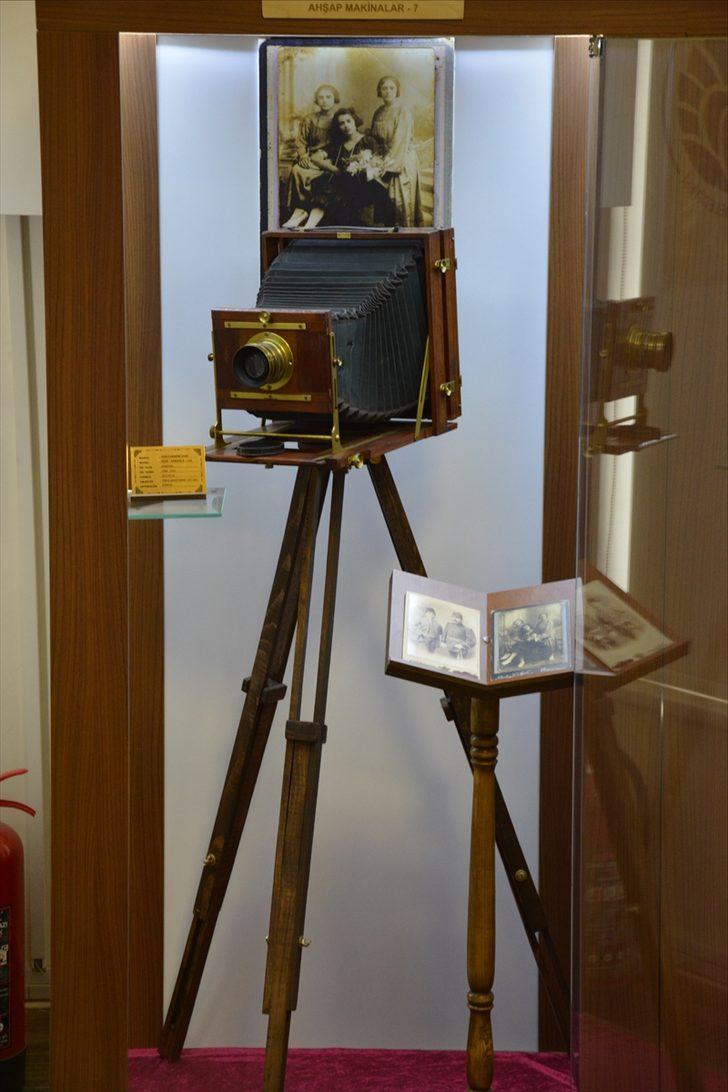 Müzedeki 120 yıllık ahşap fotoğraf makinesi ilgi çekiyor G3