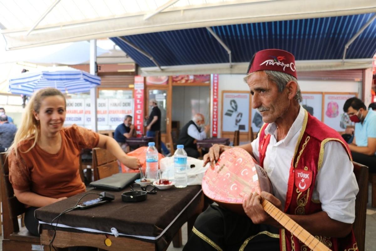 Maskesiz bağlama &ccedil;alıp t&uuml;rk&uuml; s&ouml;yleyen aşığa 900 lira ceza