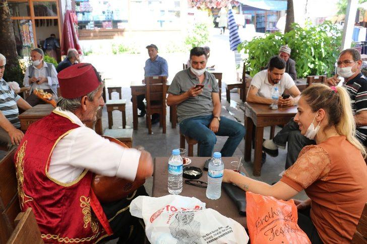 Maskesiz bağlama çalıp türkü söyleyen aşığa 900 lira ceza G3