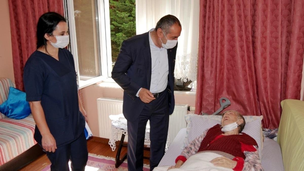 Başkan Akg&uuml;n Emine teyzenin yardımına koştu