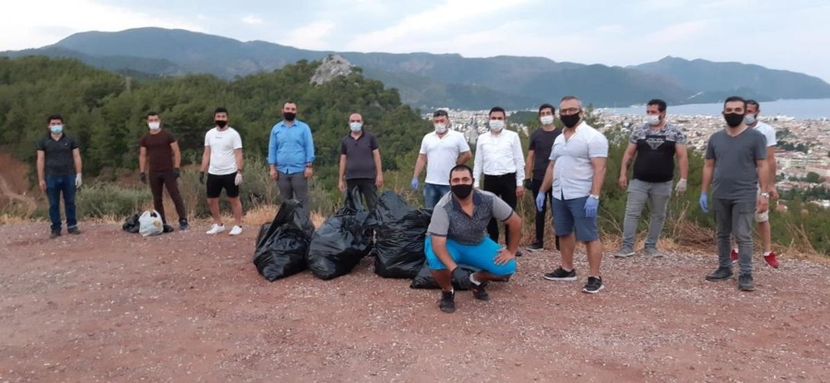 AK Partili gen&ccedil;ler Marmaris&rsquo;te &ccedil;evre temizliği yaptı