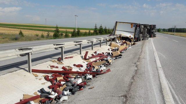 Boru yüklü tır devrildi