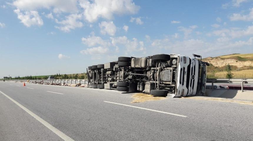 Boru y&uuml;kl&uuml; tır devrildi