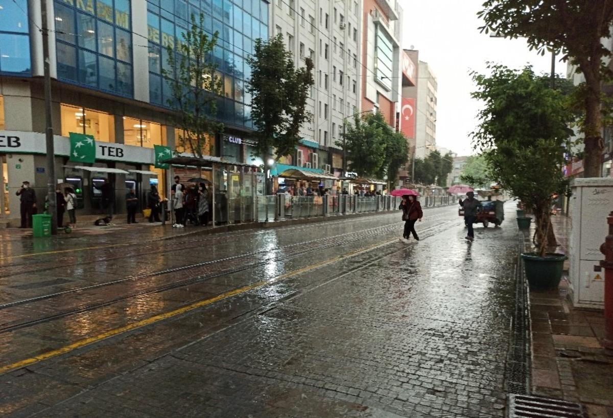 AFAD ve Meteoroloji&rsquo;nin uyarıları ardından yoğun yağış başladı