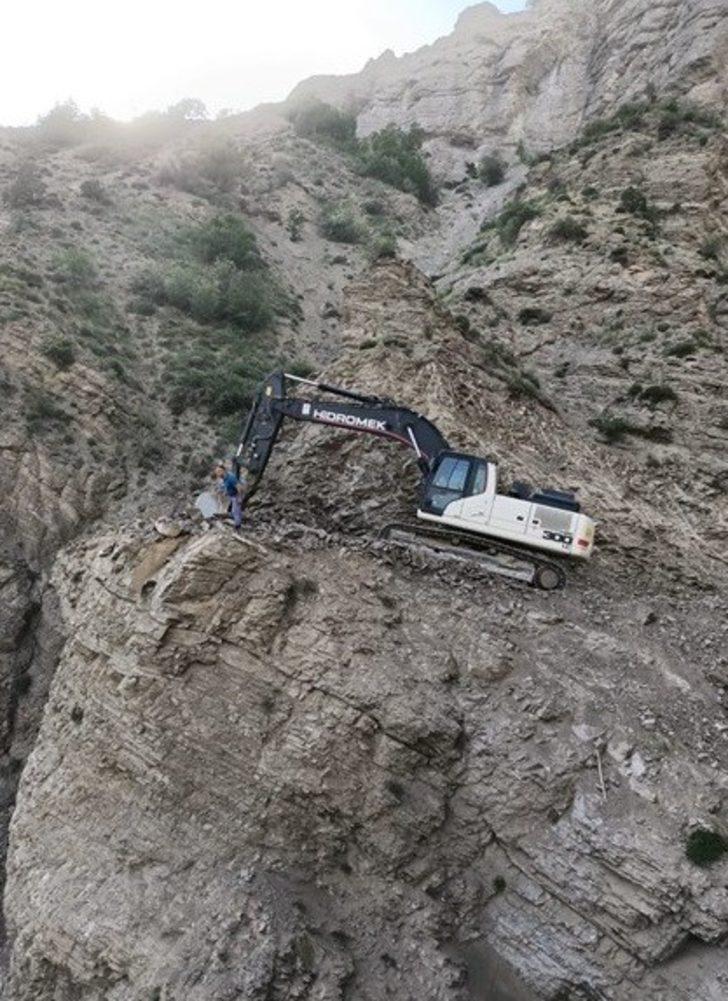Bölge Müdürü Ayatay Uzundere’de yol yapım çalışmalarını yerinde inceledi G2