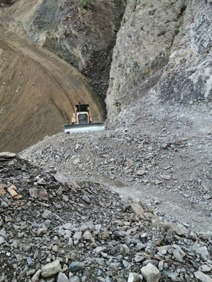 Bölge Müdürü Ayatay Uzundere’de yol yapım çalışmalarını yerinde inceledi G3