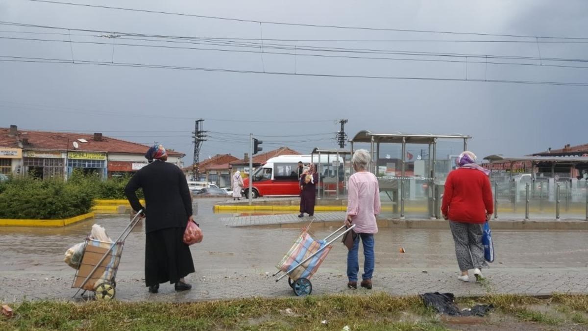 Eskişehir&rsquo;de yoğun yağış yolları kapadı