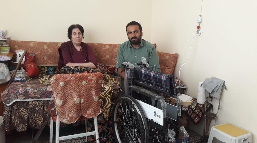 Kırşehirli gurbet&ccedil;i, Bedensel Engelliler Derneğine tekerlekli sandalye bağışında bulundu