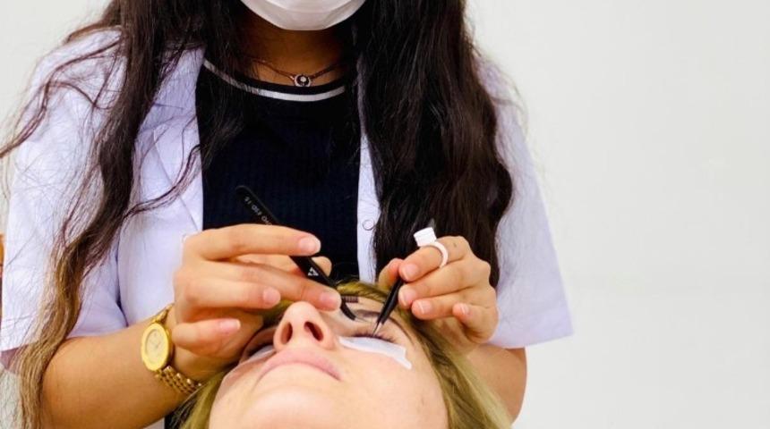 Uzman estetisyen Dalmış&rsquo;tan ipek kirpik &ouml;nerisi