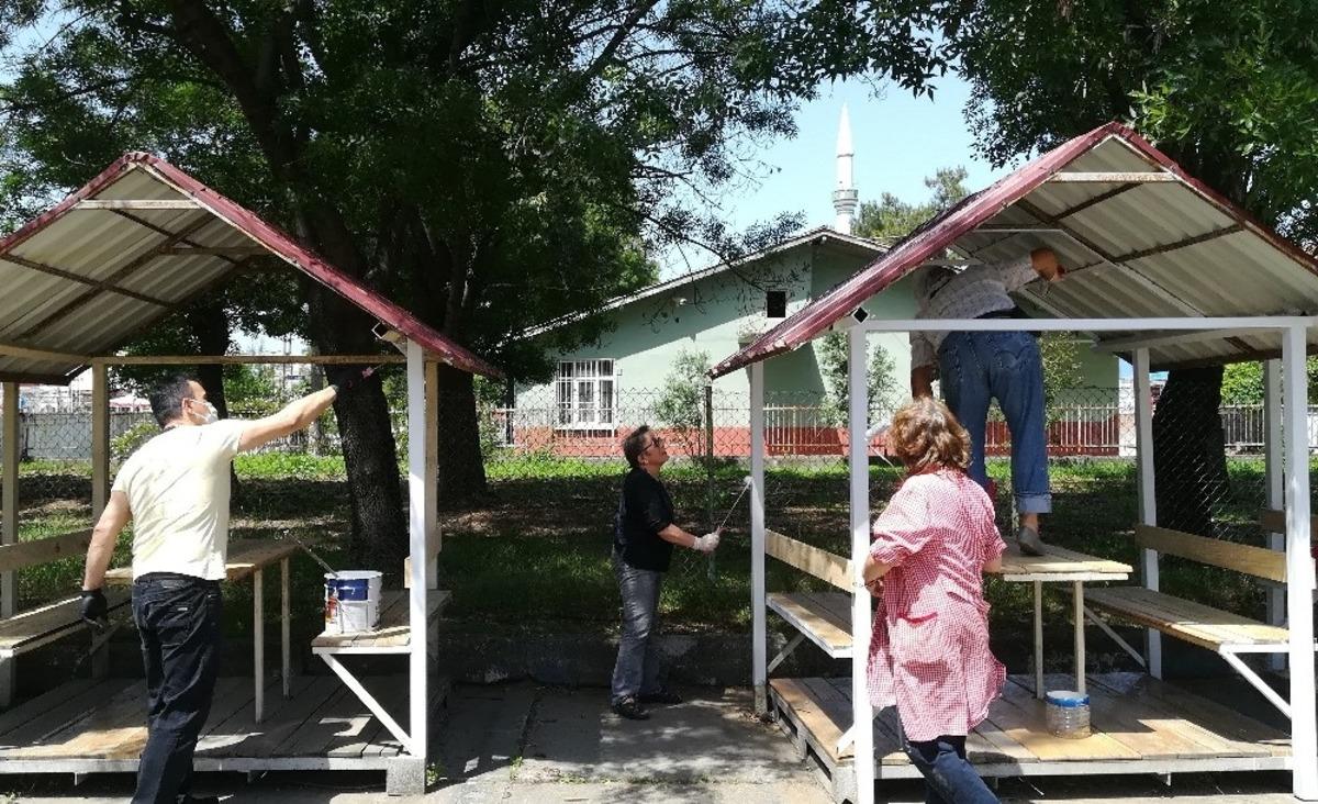 &Ouml;ğretmenler ellerine tebeşir yerine fır&ccedil;a aldı