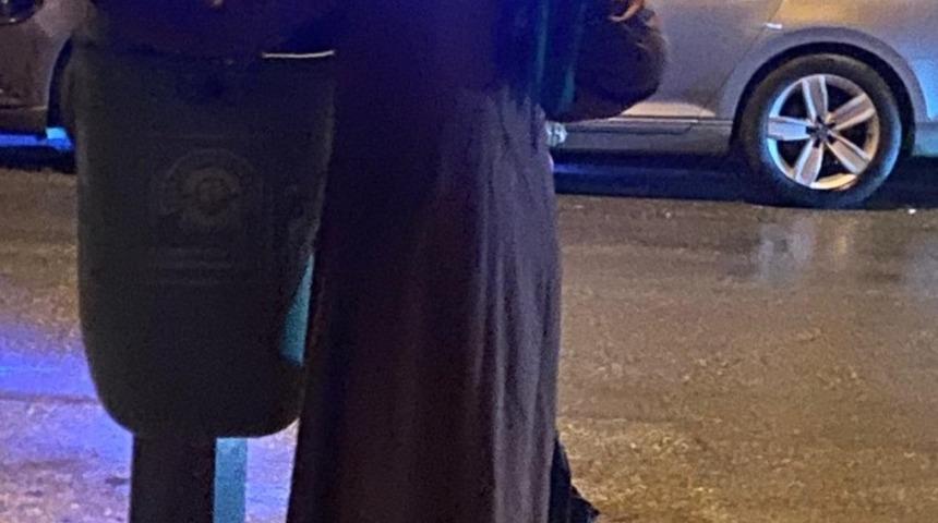 &Ccedil;&ouml;pleri karıştıran kadının g&ouml;r&uuml;nt&uuml;s&uuml; y&uuml;rekleri burktu