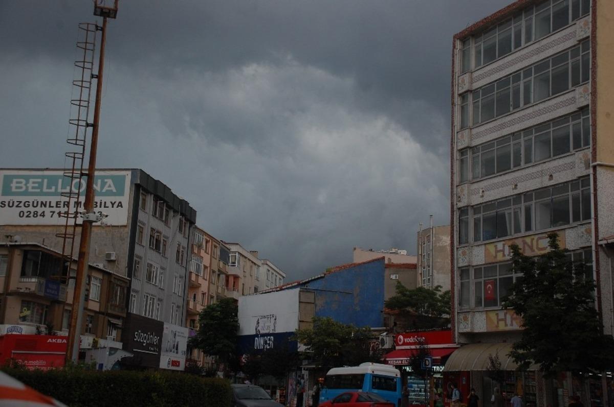 Keşan&rsquo;da yağmur başladı, vatandaş zor anlar yaşadı