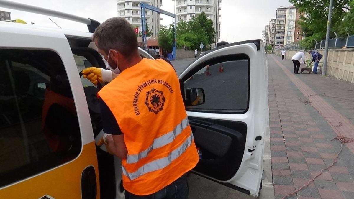 Diyarbakır&rsquo;da toplu taşıma ara&ccedil;ları ile duraklar dezenfekte ediliyor