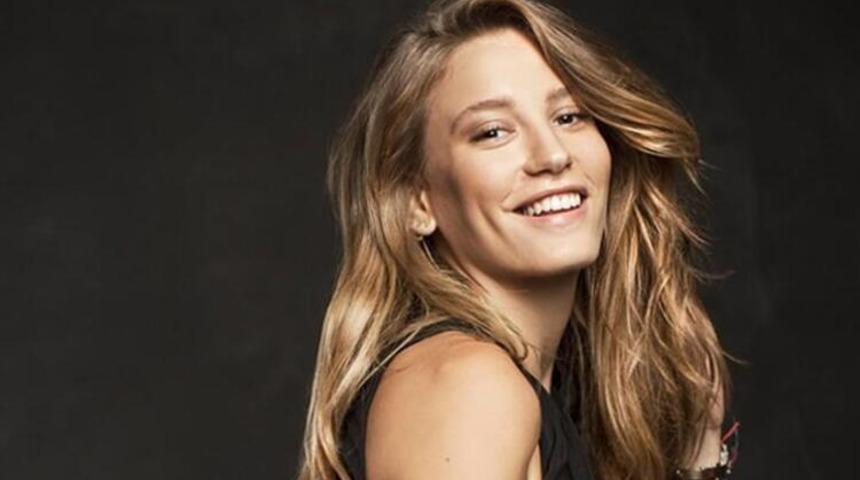 Seranay Sarıkaya’nın açık küllü kumral saç rengi ve modeli