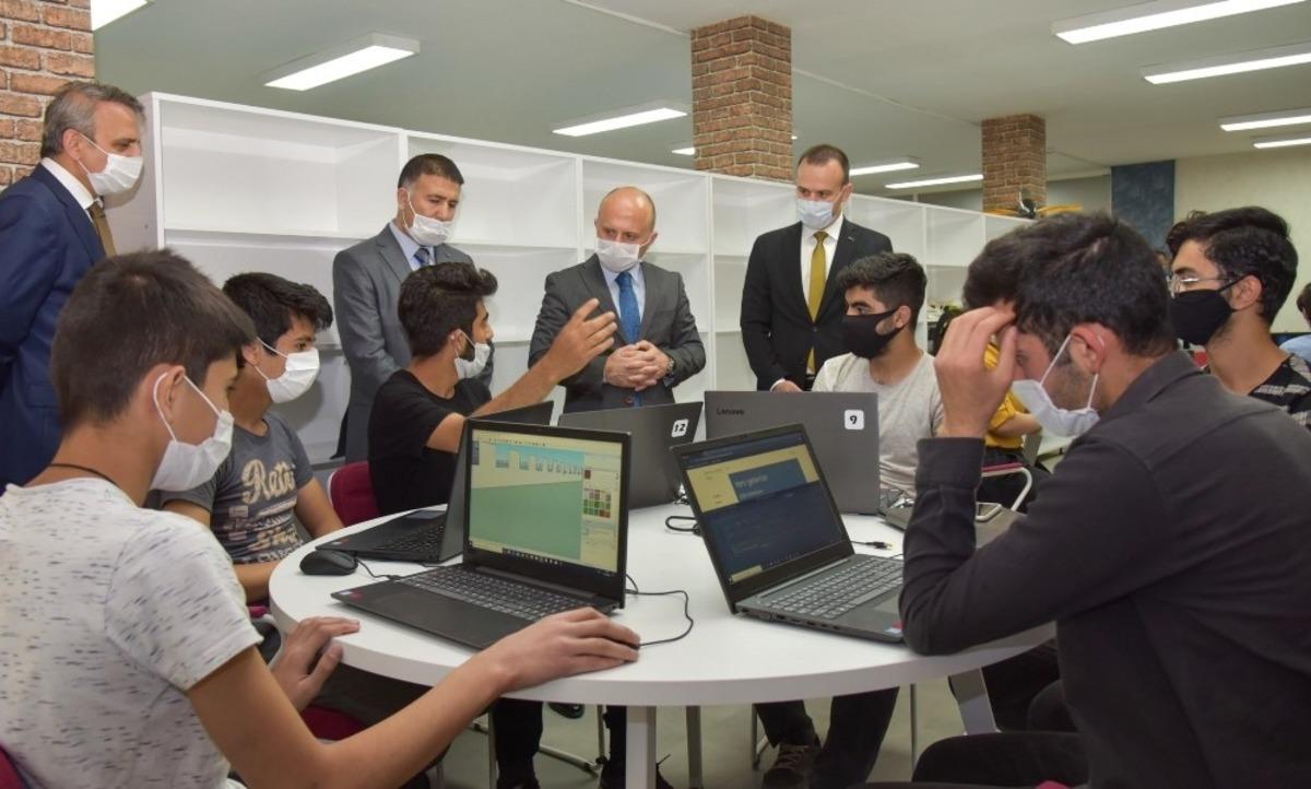 Ağrı Valisi Dr. Varol, Start-Up Cafe ve İl Halk K&uuml;t&uuml;phanesini ziyaret etti