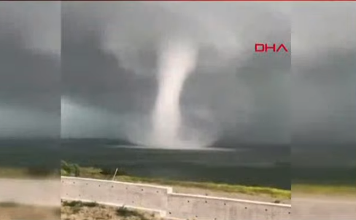 Son dakika! İstanbul &Ccedil;atalca'da hortum &ccedil;ıktı