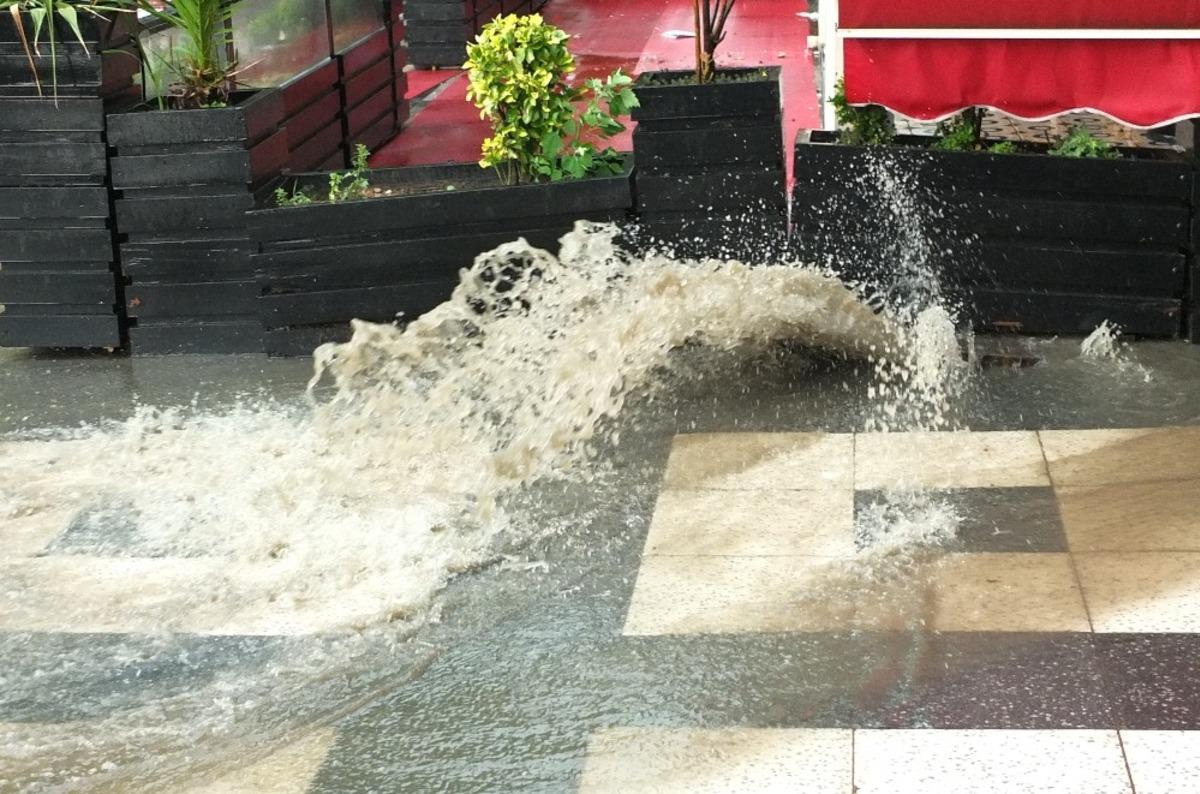 Kısa s&uuml;reli yağışta sel beklentisi korkuttu