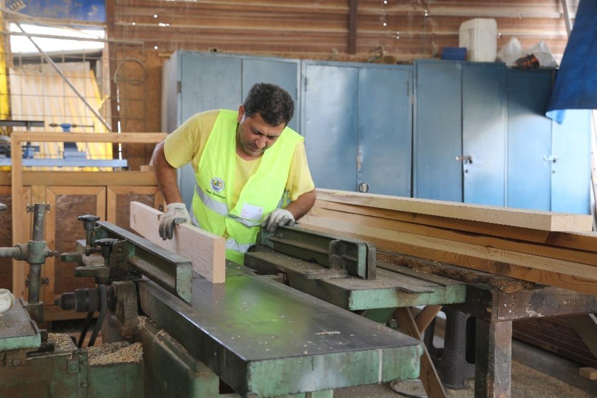 Erdemli Belediyesi kent mobilyasını kendi &uuml;retiyor