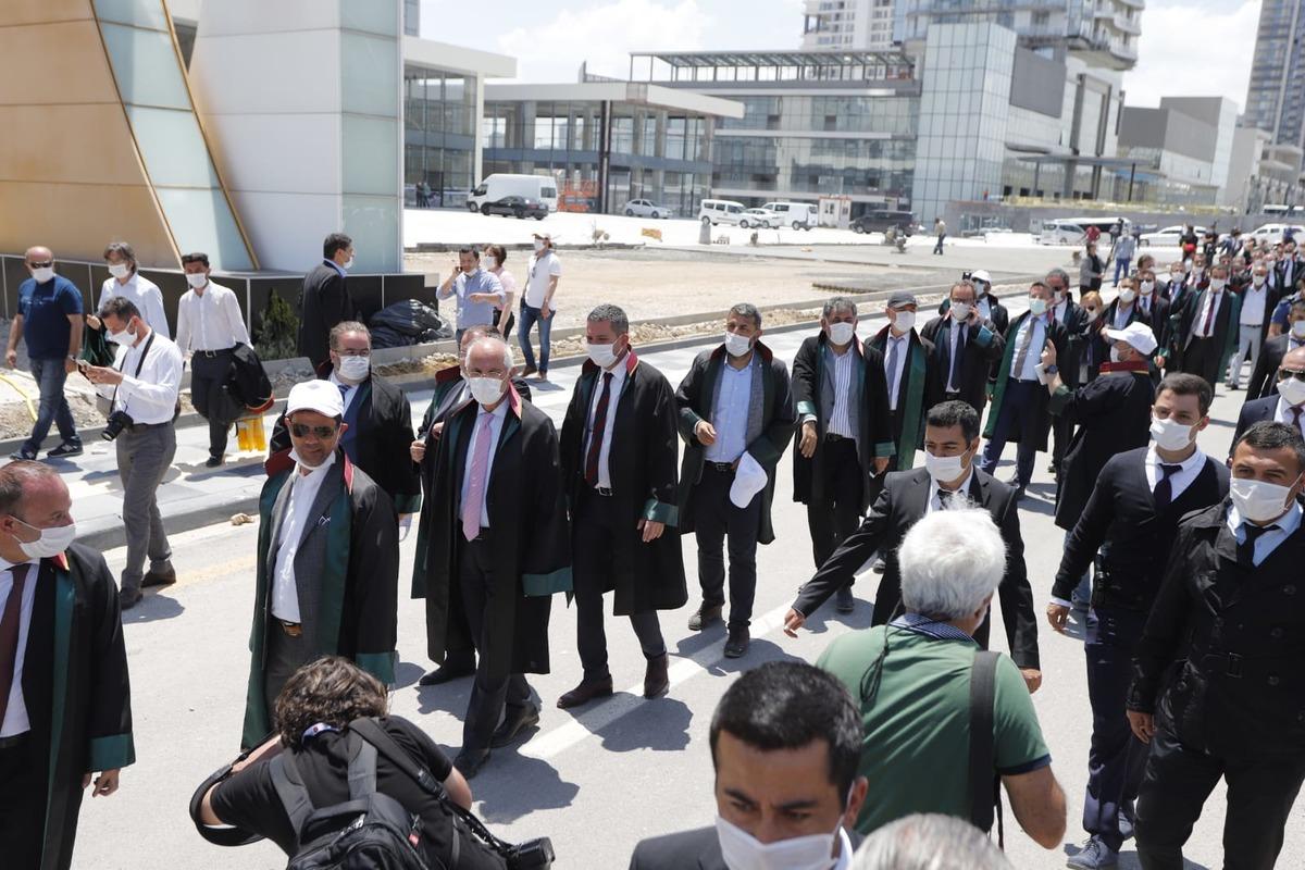 Baro başkanlarının Ankara'daki y&uuml;r&uuml;y&uuml;ş&uuml;ne izin verildi! Alana gelen Metin Feyzioğlu'na şok tepki