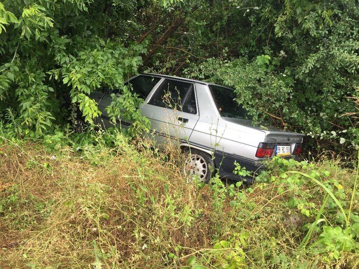 Kayan araç yol kenarına uçtu G2