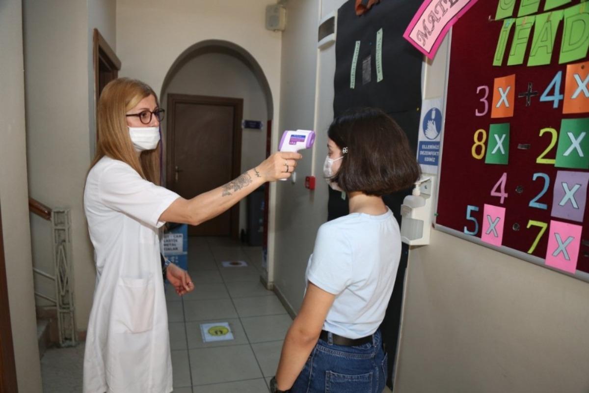 Ey&uuml;psultanlı &ouml;ğrencilere y&uuml;zy&uuml;ze deneme sınavları devam ediyor