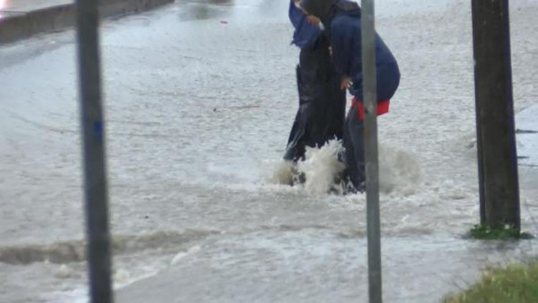 İstanbul'da şiddetli yağmur ve dolu! Hayat fel&ccedil; oldu