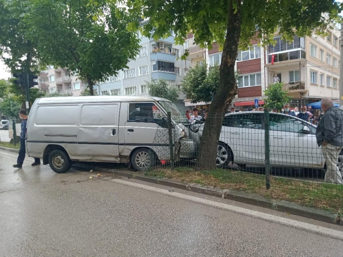 Bursa&rsquo;da anne ve kızı &ouml;l&uuml;mden saniyelerle kurtuldu