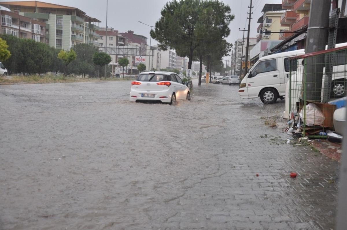 Soma&rsquo;da aşırı yağış hayatı fel&ccedil; etti
