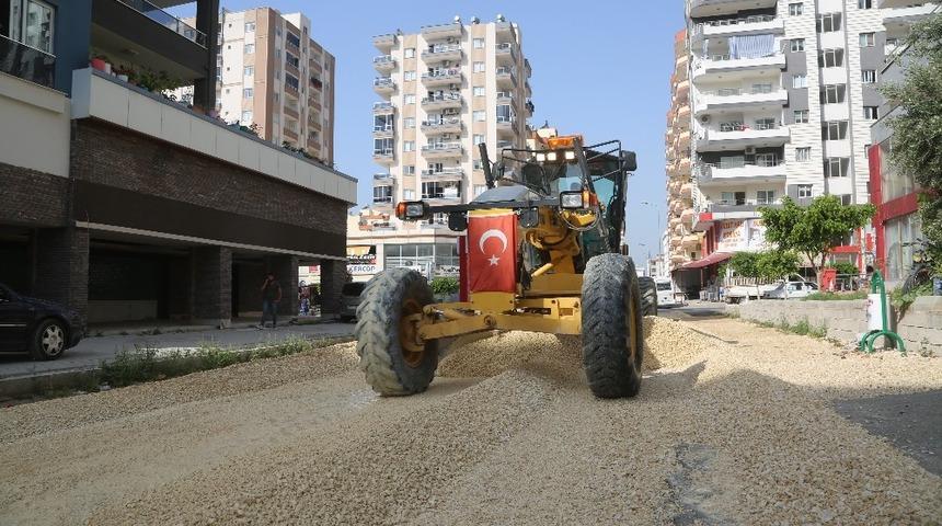 Erdemli Belediyesi, imara uygun a&ccedil;ılan yolları asfaltlamaya başladı