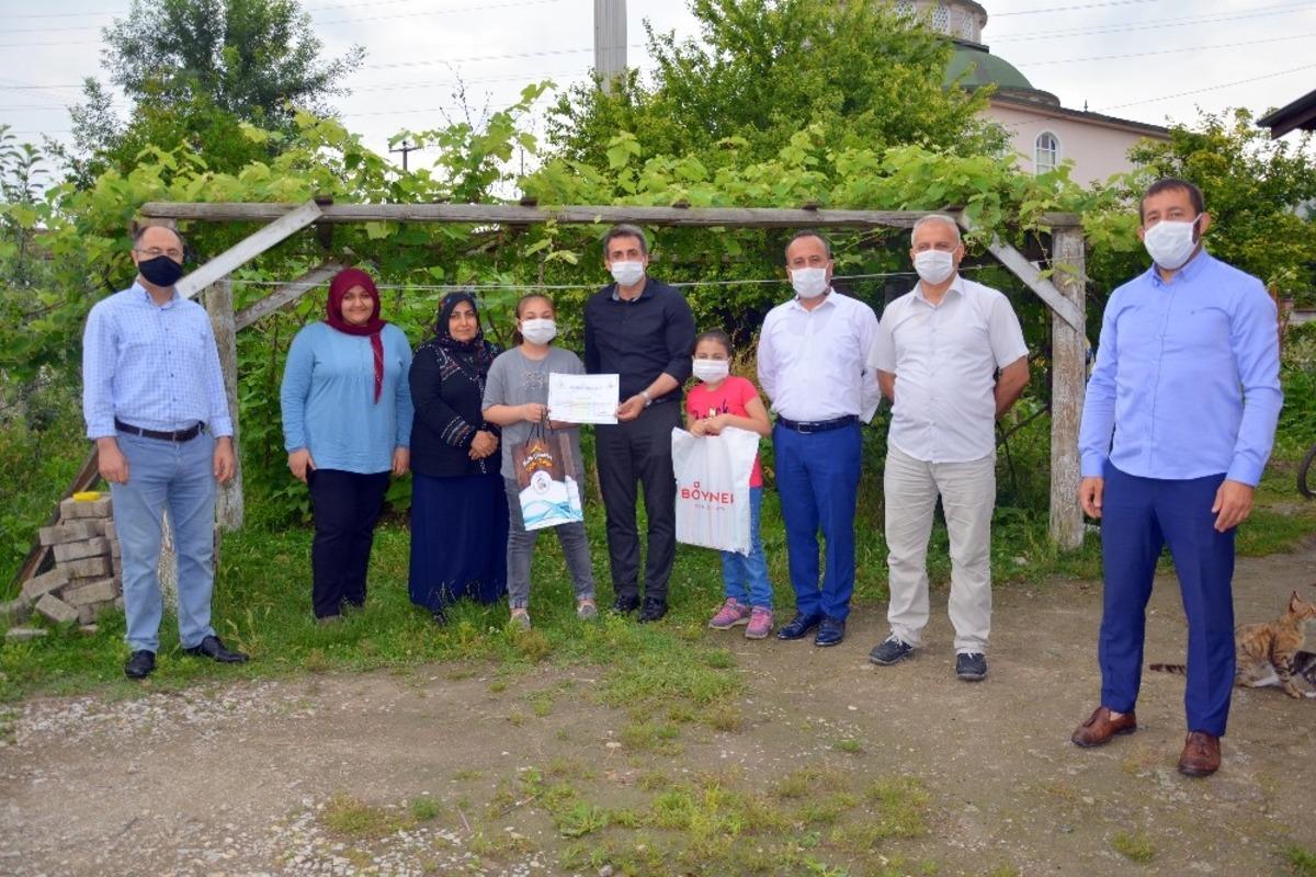 Eba&rsquo;yı en &ccedil;ok kullanan &ouml;ğrencilere hediye verildi