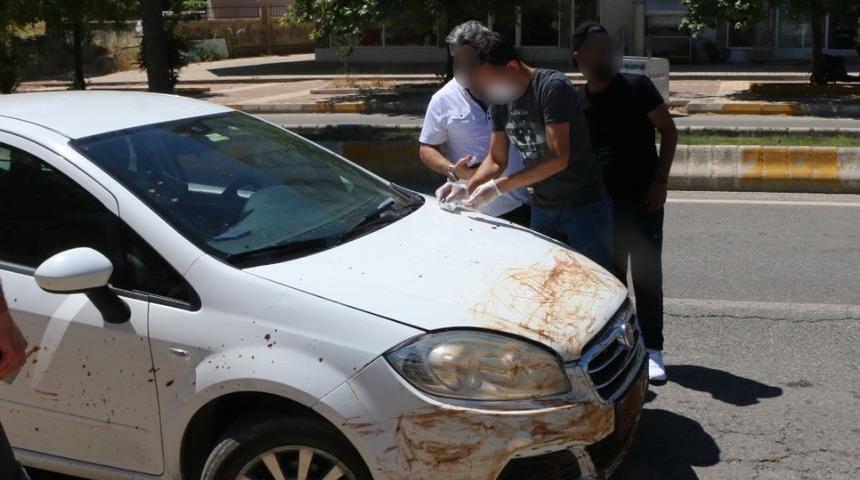 Plakası &ccedil;amurla kapatılan ara&ccedil;tan uyuşturucu &ccedil;ıktı